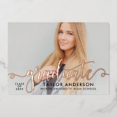 Graduate Rose Gold Modernes Script Abschluss Foto Folieneinladung (Vorderseite)