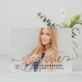 Graduate Rose Gold Modernes Script Abschluss Foto Folieneinladung (Stehend vorne)