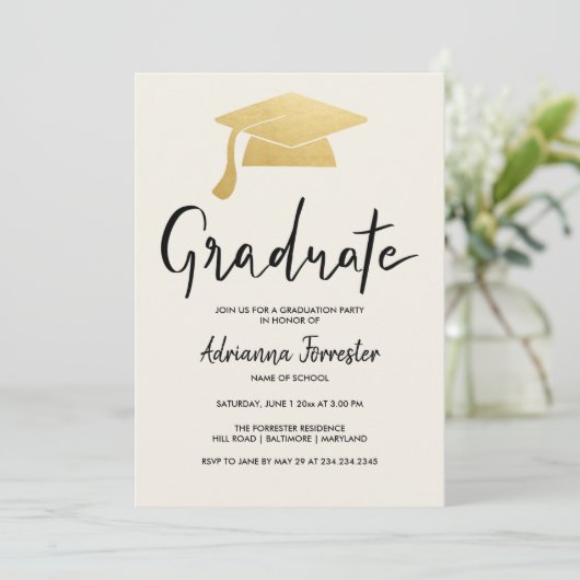 Graduate Script Imitats Gold Foil Grad Hat Einladung (Stehend Vorderseite)
