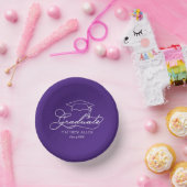 Graduate Script und Grad Cap auf Lila Pappteller (Party)