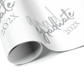 Graduate Silver Script | Trendy Imitats Metallic Geschenkpapier (Rolleneckpunkt)