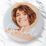 Graduate Simple Modern Script Grad Foto Button<br><div class="desc">Dieses einfache und moderne Design besteht aus Sans Serif und spielerischer kursiver Typografie und fügt ein individuelles Foto hinzu.</div>