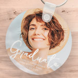 Graduate Simple Modern Script Grad Foto Schlüsselanhänger<br><div class="desc">Dieses einfache und moderne Design besteht aus Sans Serif und spielerischer kursiver Typografie und fügt ein individuelles Foto hinzu.</div>
