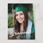 Graduate-Skript einfache moderne Foto Abschluss Einladungspostkarte (Vorderseite)