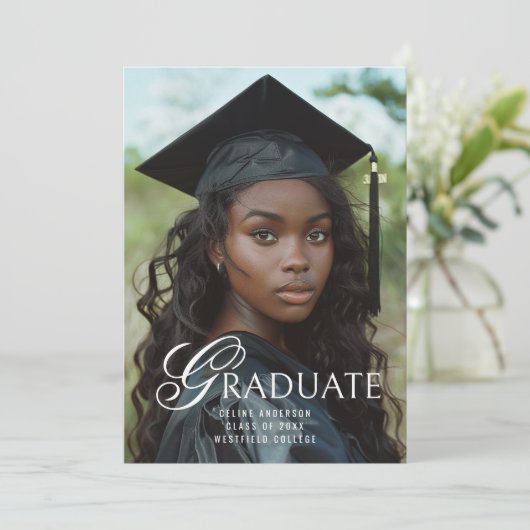 Graduate Unique Typografy Foto Graduation Party Einladung (Stehend Vorderseite)