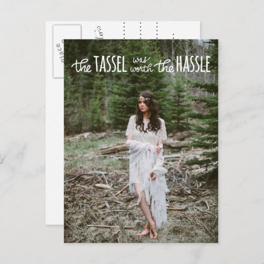 Graduate White Niedlich Script | Save the Date Fot Ankündigungspostkarte (Vorne/Hinten)