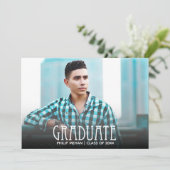 Graduate White Script Foto Graduation Party Einladung (Stehend Vorderseite)