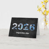 Graduation 2026 Hats in Clouds and Rainbow Karte (Gelbe Blume)