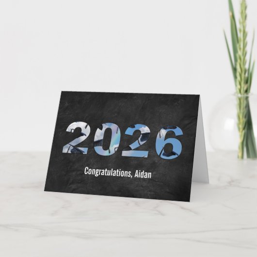 Graduation 2026 Hats in Clouds and Rainbow Karte (Vorderseite)