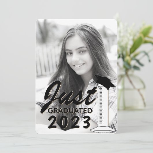 Graduation Announcement Science Graduated Cylinder (Stehend Vorderseite)