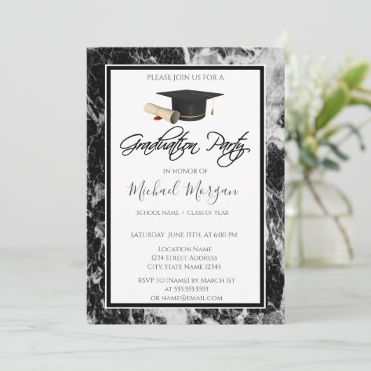 Graduation Cap Marble Black Graduation Party Einladung (Stehend Vorderseite)