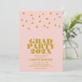 Graduation Cap Toss Blush & Gold Grad Party Einladung (Stehend Vorderseite)