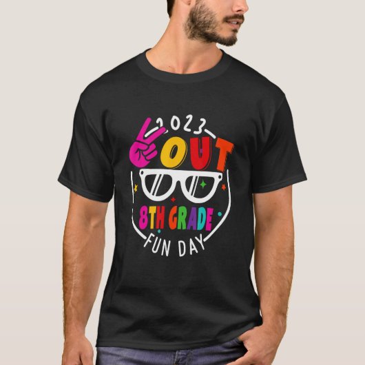 Graduation Day Grad 2023 Peace Out 8th GradeFun Da T-Shirt (Vorderseite)