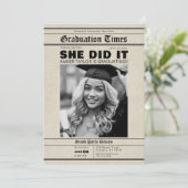 Graduation Newspaper She Did It B&W Photo Einladung (Stehend Vorderseite)