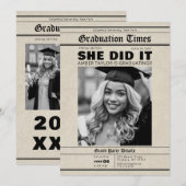 Graduation Newspaper She Did It B&W Photo Einladung (Vorne/Hinten)