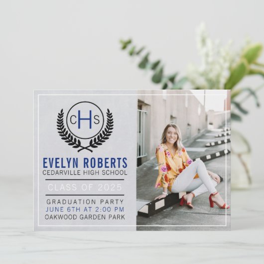 Graduation Party 2023 Monogramm Blau Einladung (Stehend Vorderseite)