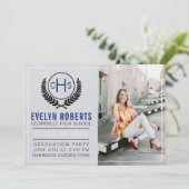 Graduation Party 2023 Monogramm Blau Einladung (Stehend Vorderseite)