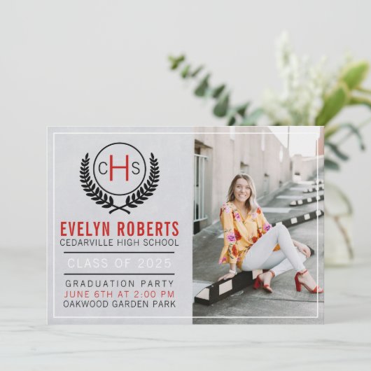 Graduation Party 2025 Monogramm Rot Einladung (Stehend Vorderseite)