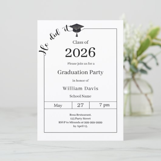 Graduation party black white He did it Einladung (Stehend Vorderseite)