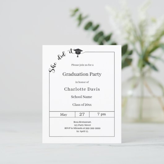 Graduation party black white She did it invitation (Stehend Vorderseite)