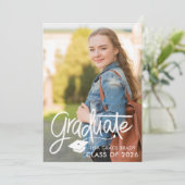 Graduation Script Announcement Einladung (Stehend Vorderseite)