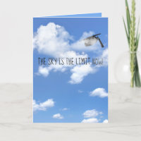Graduationskappe in Wolken