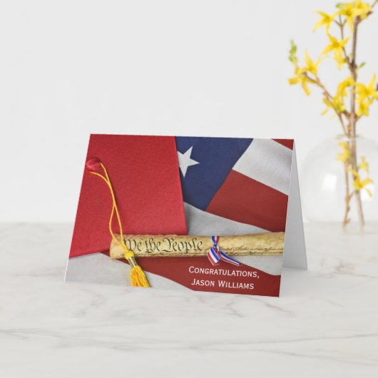 Graduierungsobergrenze auf Fahne mit US-Verfassung Karte (Gelbe Blume)