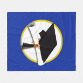 Graduierungsobergrenze mit Diplom - Dunkelblauer H Fleecedecke (Vorderseite (Horizontal))