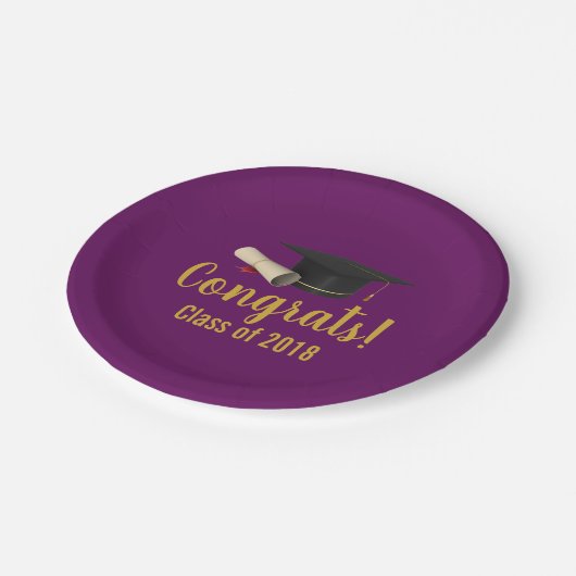 Graduierungsobergrenze und Diplom für die Lila Kla Pappteller (Schrägansicht)