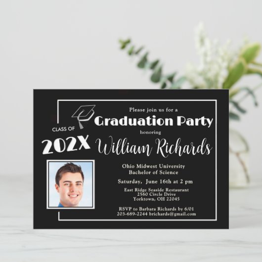 Graduierungspartei für Fotos mit schwarzem und wei Einladung (Stehend Vorderseite)