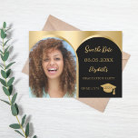 Graduierungspartei für Schwarzes Foto Save The Date<br><div class="desc">Eine Foto-Save the Date-Karte für eine Graduiertenparty. vorne: Fügen Sie Ihr eigenes Foto in vertikaler Größe des Absolventen hinzu. Imitate goldenes Foto Bogen Rahmen. Ein goldener und schwarzer Hintergrund, goldener Text. Vorlagen für Namen und Datum. Der Name und der Text: Save the Date sind mit einem modernen handgeschriebenen Stilskript geschrieben....</div>