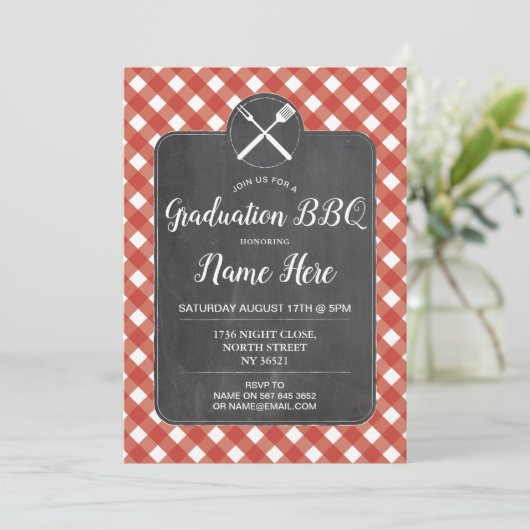 Graduierungspartei lädt Red Gingham GRILLEN Chalk  Einladung (Stehend Vorderseite)