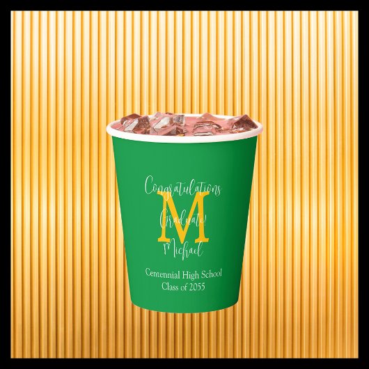 Graduierungspartei Name Grün-Weiß-Gold-Monogramm Pappbecher