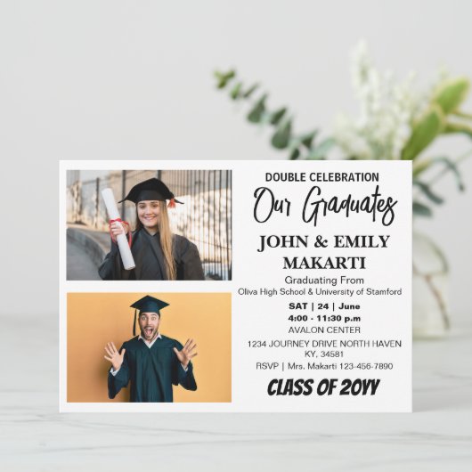 Graduierungspartei, zwei Absolventen Einladung (Stehend Vorderseite)