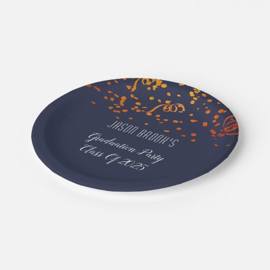 Graduierungsparty Orange Gold Confetti auf schwarz Pappteller (Schrägansicht)