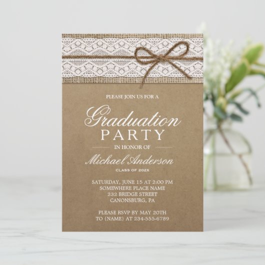 Graduierungsparty Rustic Burlap String Bow Spitze Einladung (Stehend Vorderseite)