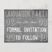 Graduierungsparty Save the Date Chalkboard-Look Postkarte (Vorderseite)