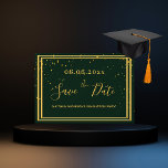 Graduierungsparty smaragdgrünes Gold Save the Date<br><div class="desc">Eine Save the Date Karte für ein Graduation Party Party. Grüner Hintergrund mit goldenem Konfetti und einem goldenen Rahmen aus Imitaten. Personalisieren und fügen Sie Datum und Namen hinzu. Goldene Buchstaben. Der Text: Save the Date ist mit einem großen angesagten,  handgeschriebenen Stilskript geschrieben.</div>