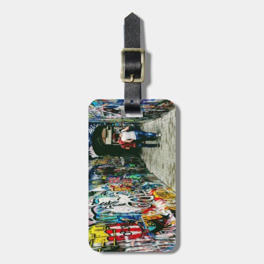 Graffiti Alley Gepäckanhänger (Vorderseite vertikal)