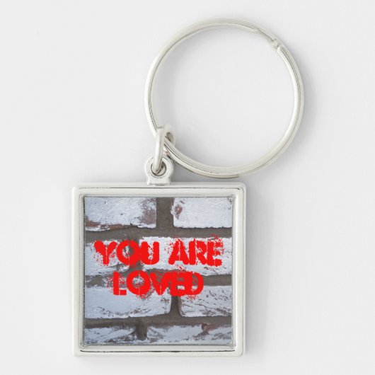 Graffiti an der Wand mit Text Sie sind geliebt Schlüsselanhänger (Vorne)