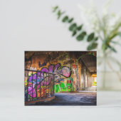 Graffiti Art Lost Gebäude verlassen Postkarte (Stehend Vorderseite)
