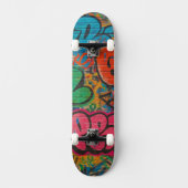 Graffiti bedeckte urbane Wand Unisex Skateboard (Vorderseite)