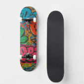Graffiti bedeckte urbane Wand Unisex Skateboard (Vorderseite)
