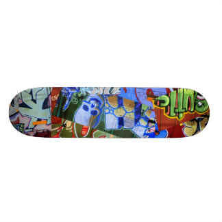 Graffiti bilden Skateboard-Plattform aus Skateboard