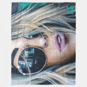 Graffiti Blond Girl mit Round-Sunglasses Monogramm Fleecedecke (Vorderseite)