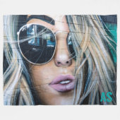 Graffiti Blond Girl mit Round-Sunglasses Monogramm Fleecedecke (Vorderseite (Horizontal))