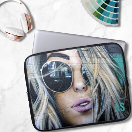 Graffiti Blond Girl mit Round-Sunglasses Monogramm Laptopschutzhülle