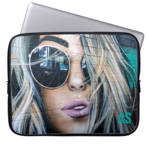 Graffiti Blond Girl mit Round-Sunglasses Monogramm Laptopschutzhülle