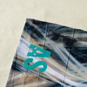 Graffiti Blond Girl mit Round-Sunglasses Monogramm Strandtuch (Beispiel)