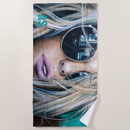 Graffiti Blond Girl mit Round-Sunglasses Monogramm Strandtuch (Vorderseite)